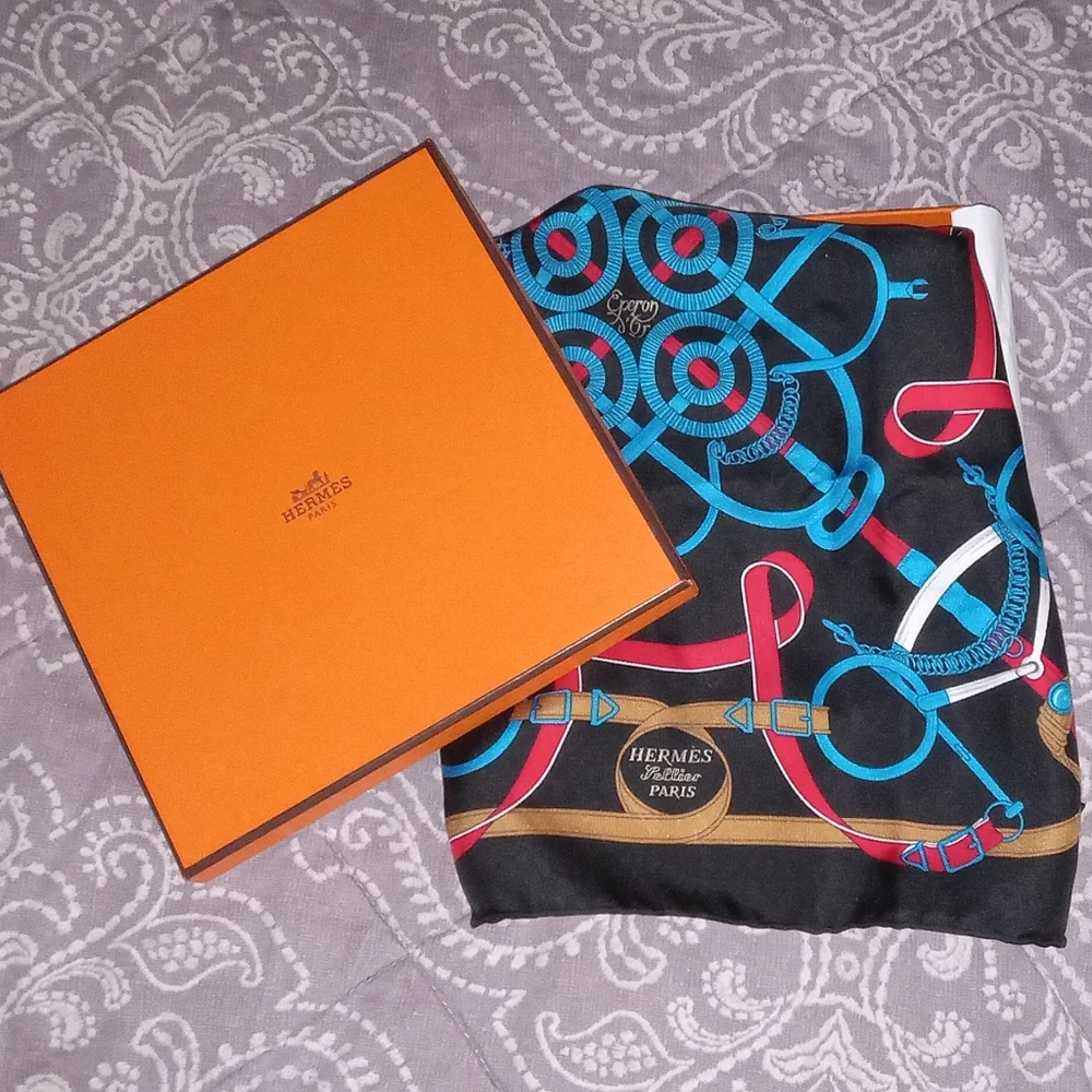 🧡 New With Box HERMES small Silk Scarf